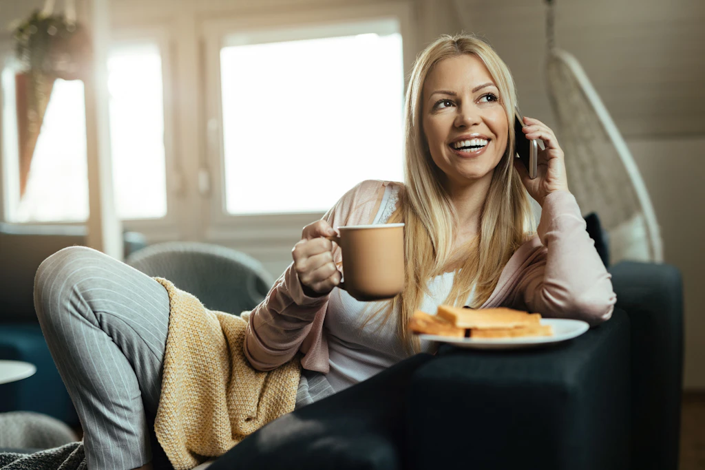 Tasse in der Hand, Decke über den Beinen, das Telefon am Ohr: Am Samstag entscheidet sich vor dem Mittag, wie viel Ruhe abends noch übrig ist.