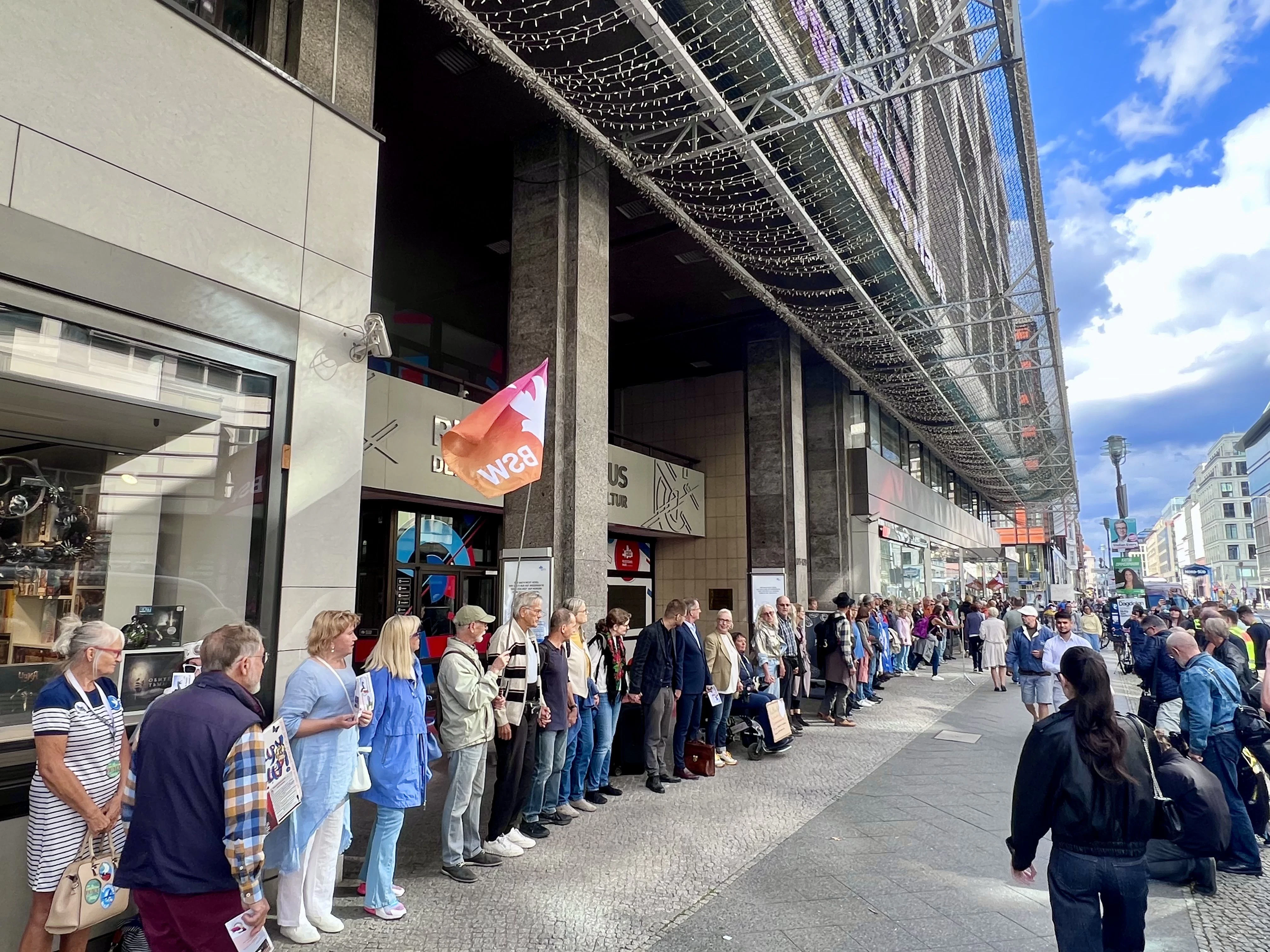 „Wir geben nicht auf“: BSW bildet Menschenkette am Russischen Haus