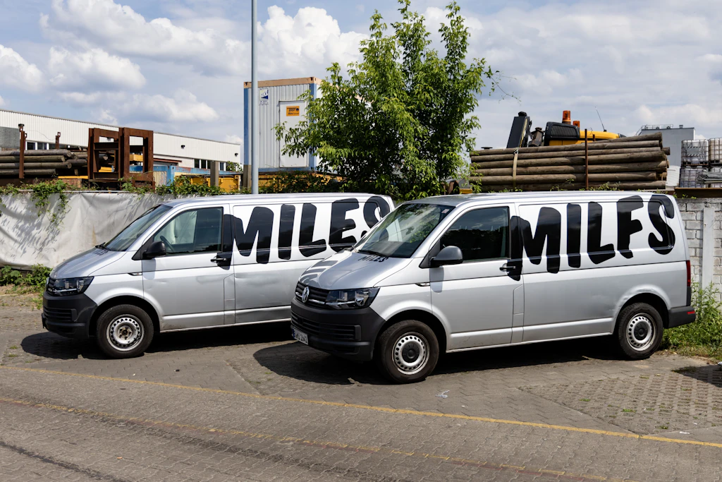 Seit zehn Jahren gibt es MILES in Berlin. Die Leute finden es auch heute immer noch lustig, den Schriftzug in MILFS umzuwandeln.