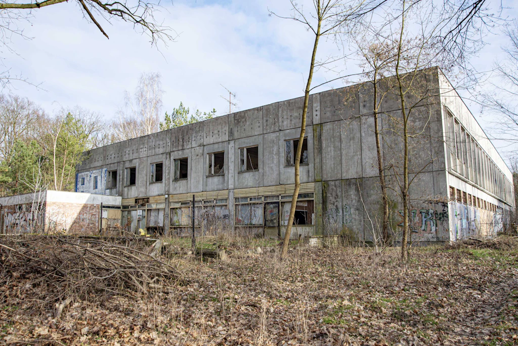 Die ehemalige Kaserne Hessenwinkel in einem knapp fünf Hektar großen Waldstück im Köpenicker Ortsteil Rahnsdorf