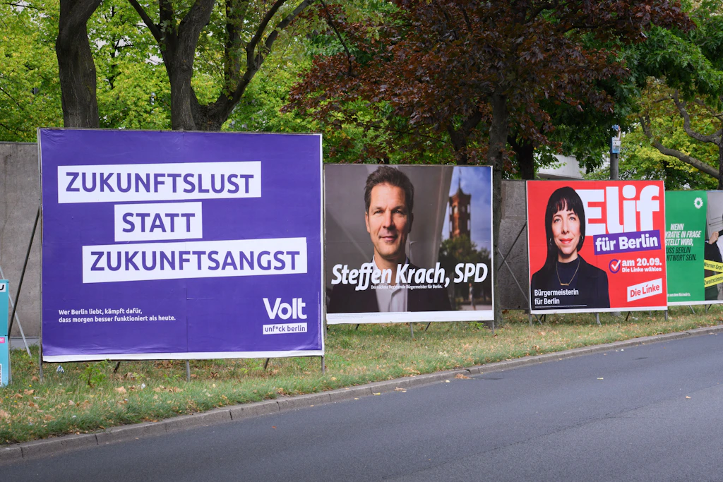 Wahlplakate verschiedener Parteien stehen am Tempelhofer Damm.