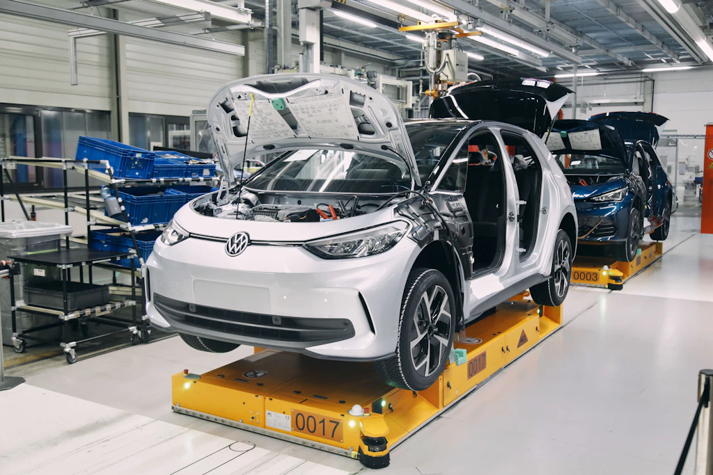 Ein VW ID.3 in der Produktion: Wegen fehlerhafter Batteriezellen bereitet Volkswagen den Rückruf Tausender Elektroautos vor.