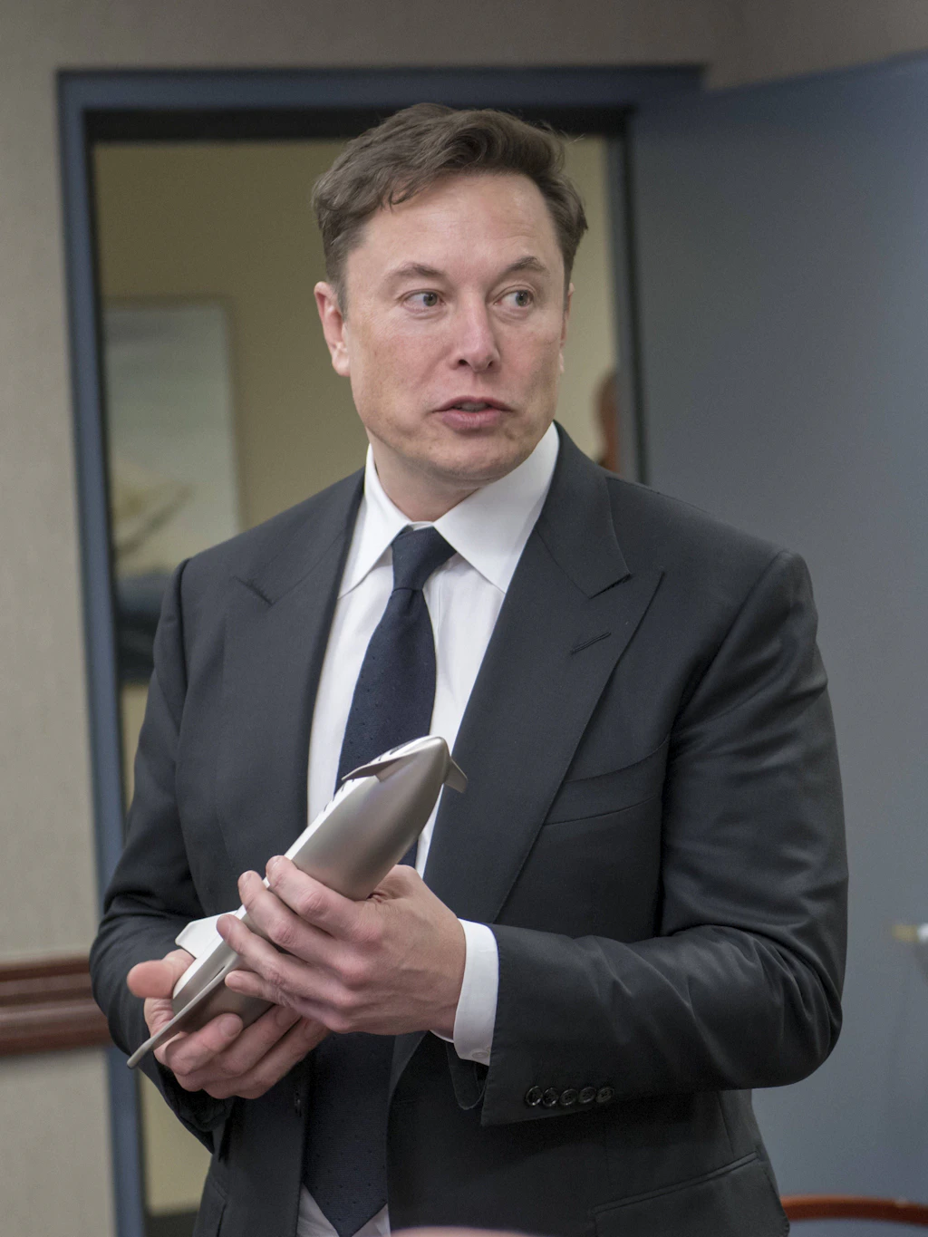 Kann dieser Mann tatsächlich den Gegenwert aller existierenden Dollar besitzen? Elon Musk mit Modell-Rakete im Jahr 2019