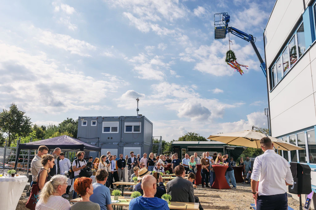 Richtfest bei der Allresist GmbH, die sich aufgrund der guten Auftragslage zum Bau einem neuen Logistikgebäude veranlasst sieht.