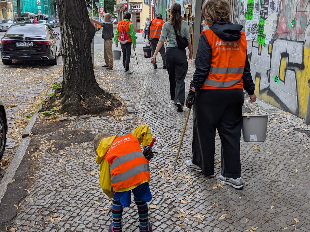 Die Initiative sammelte 5,7 Kubikmeter Sperrmüll und 37 120-Liter-Tüten voller Abfall von den Straßen in dem Neuköllner Kiez auf.