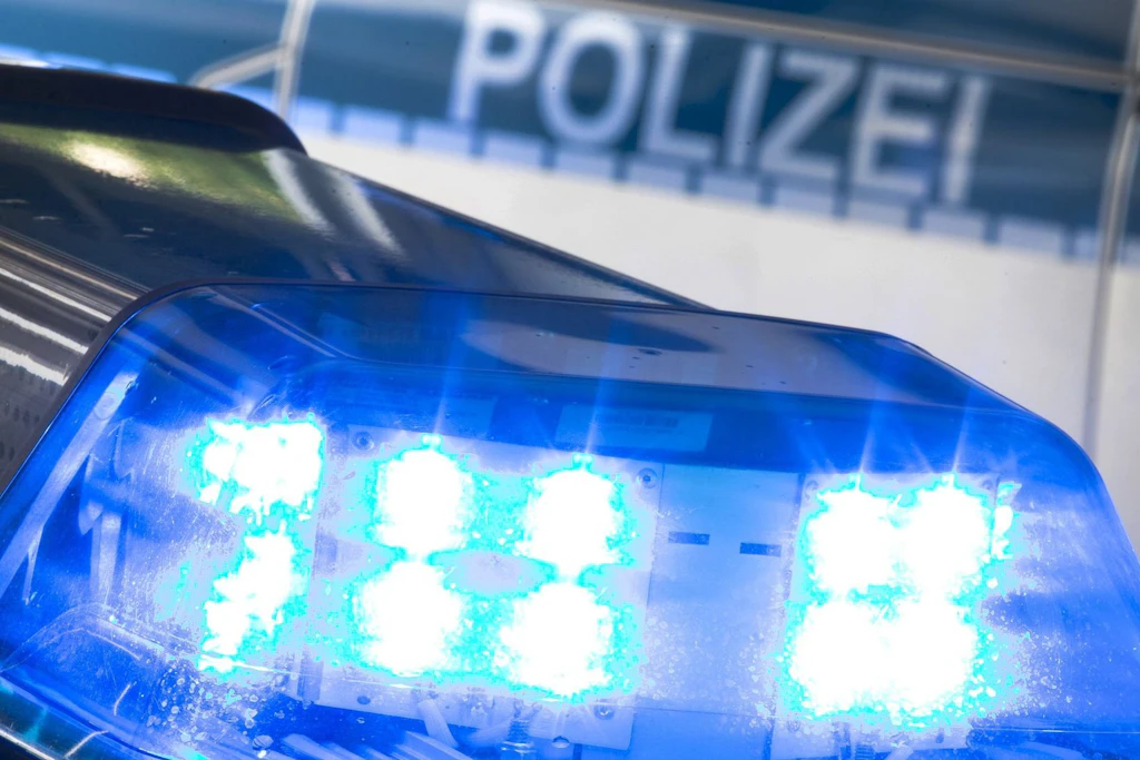 Das Auto geriet nach dem Unfall in Brand.
