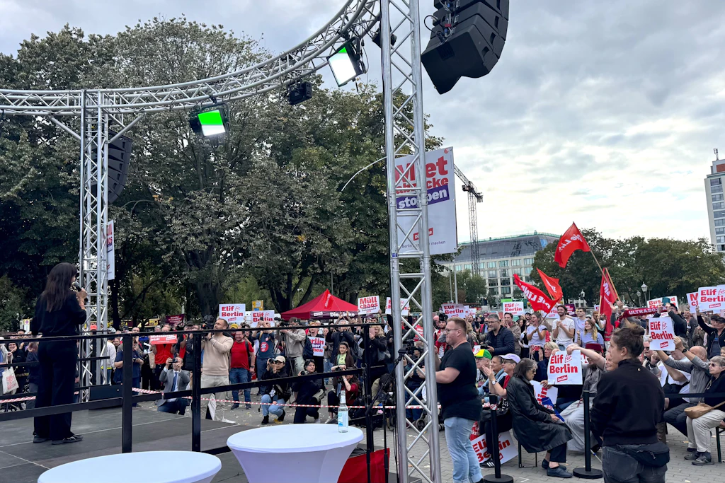 Viele Anhänger sind zum Wahlkampffinale der Linken gekommen.