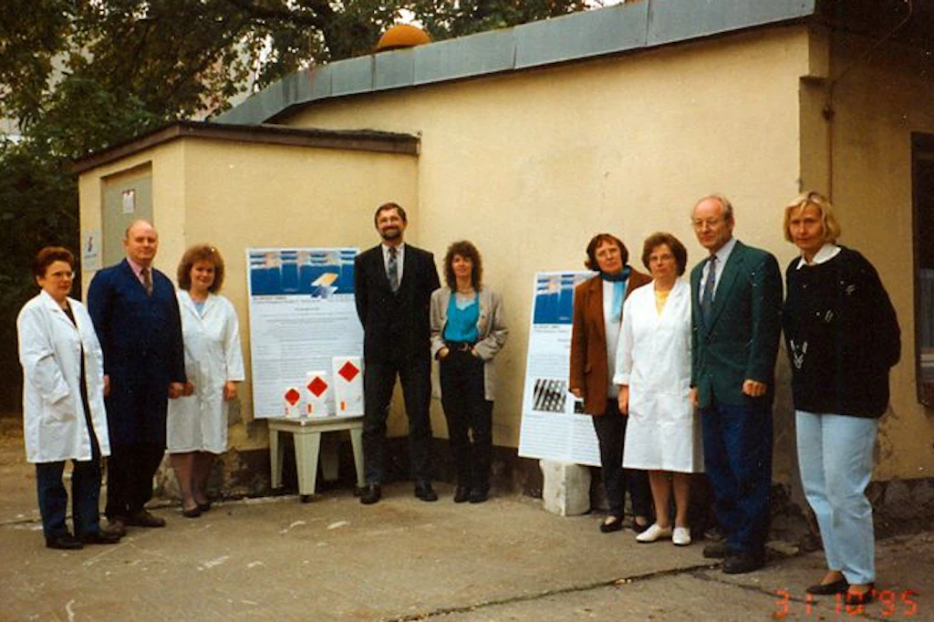 Firmengründung im Jahr 1992 in der ehemaligen Wäscherei der von der Treuhand schon dem Verfall preisgegebenen Fotochemischen Werke Berlin (FCW) im Köpenicker Ortsteil Friedrichshagen