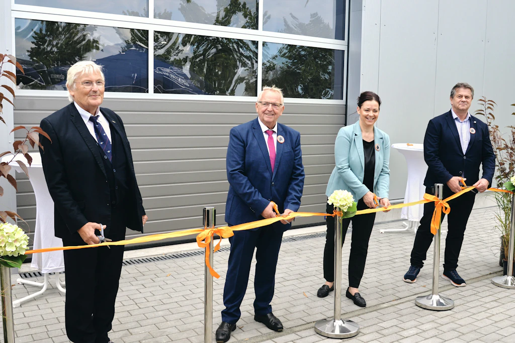 Einweihung der Messehalle in Mühlengeez bei Güstrow am 1. September 2026, links Uwe Stieblich.