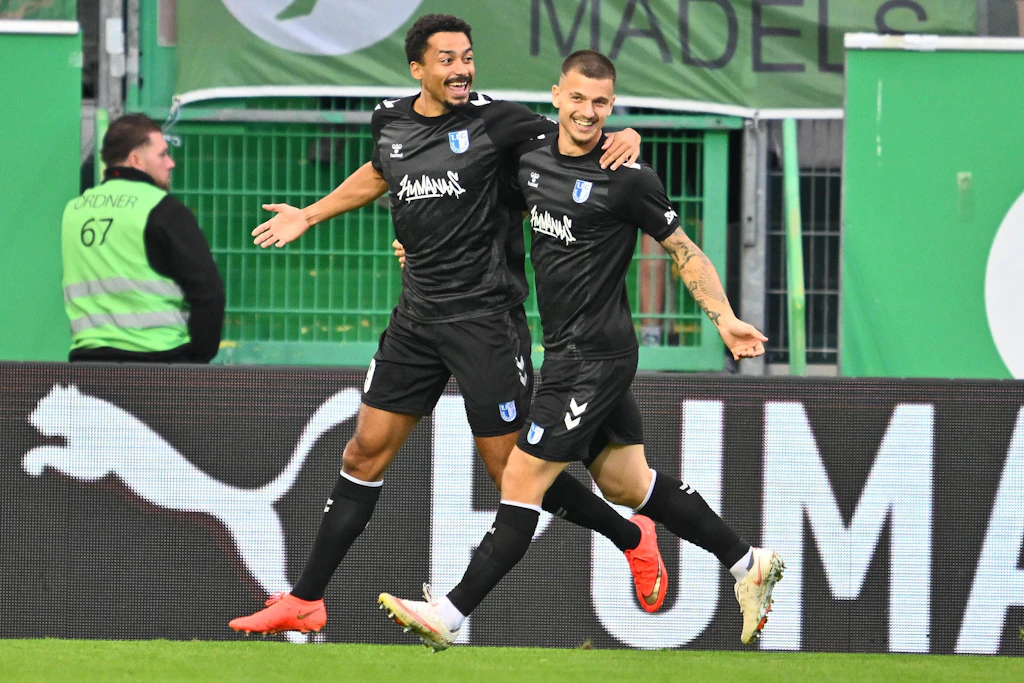 Emmanuel Iyoha (l.) brachte den 1. FC Magdeburg in Fürth früh in Führung.