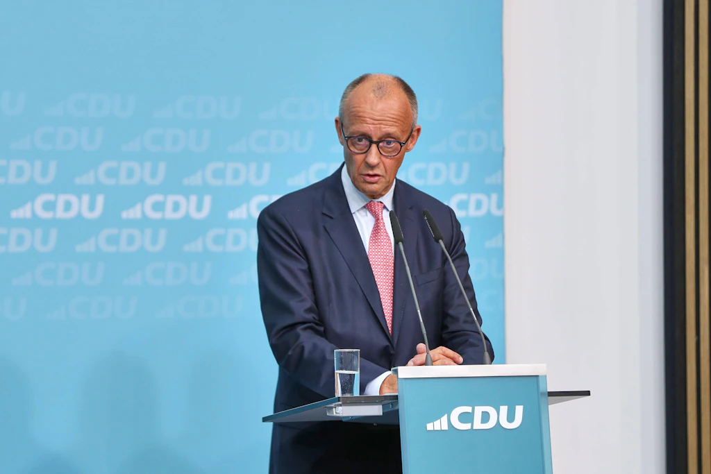 Bundeskanzler Friedrich Merz (CDU) fährt eigenen Angaben zufolge öfters mit der Berliner S-Bahn.