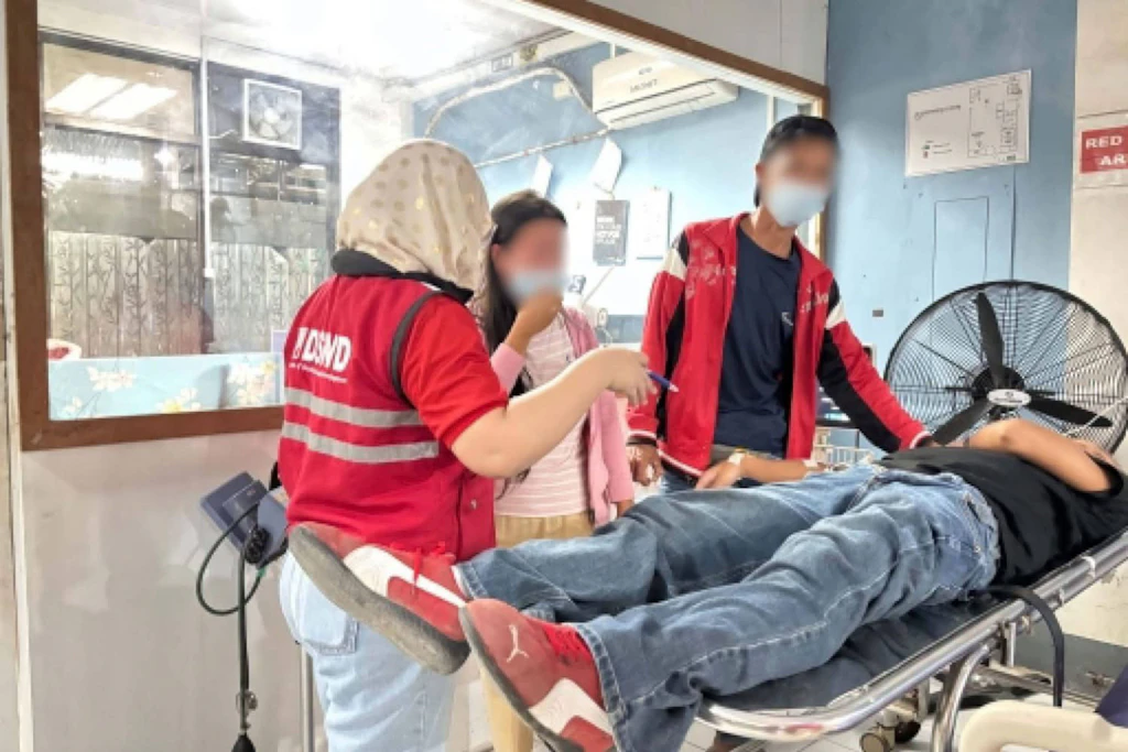 Mitarbeiter des philippinischen Sozialministeriums versorgen Verletzte nach der Schießerei an der Banga National High School in South Cotabato.