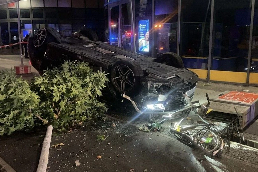 Schwerer Unfall am Alexanderplatz: Auto reißt Baum um und überschlägt sich