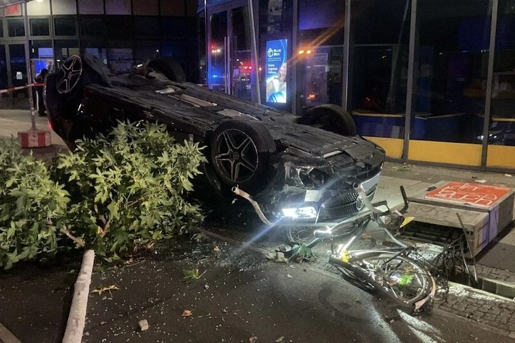 Ein Auto riss einen Baum um und landete auf dem Dach.