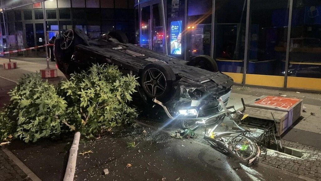 Schwerer Unfall nahe Alexanderplatz: Auto überschlägt sich und reißt Baum um