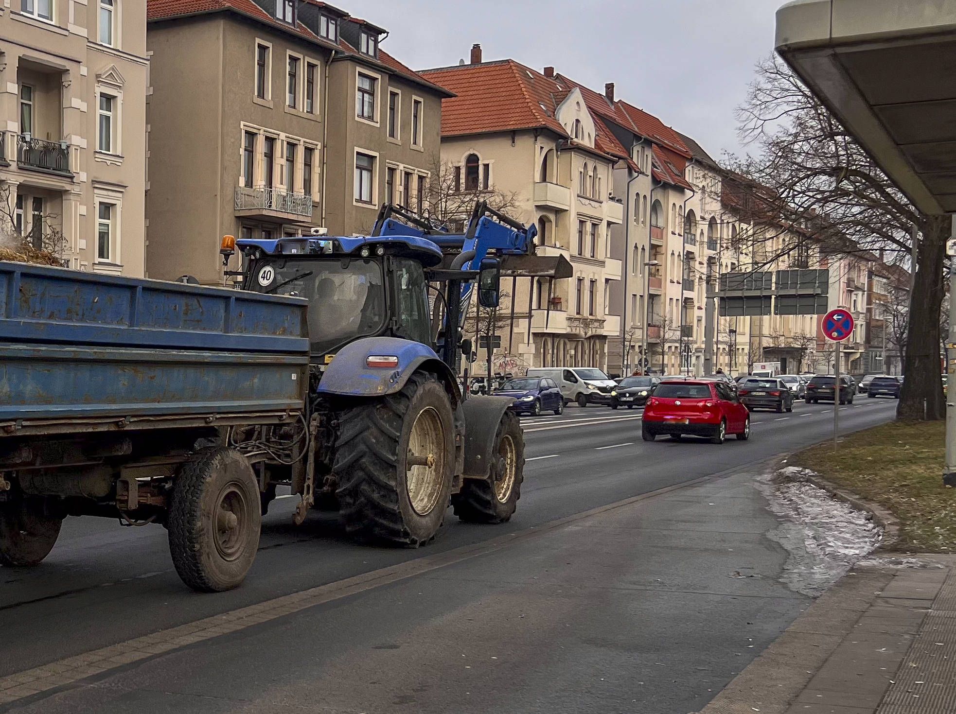 Acht Stunden rückwärts im Traktor: Hinter der Fahrt steckt ein bewegender Grund