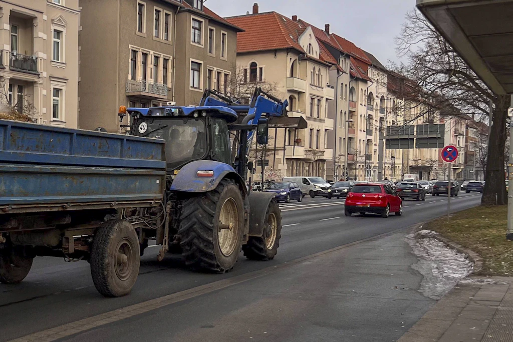 Mit Traktor und Anhänger rückwärts über öffentliche Straßen: Aaron Corley legte bei seiner ungewöhnlichen Fahrt durch Irland 68,8 Kilometer zurück (Symbolbild).