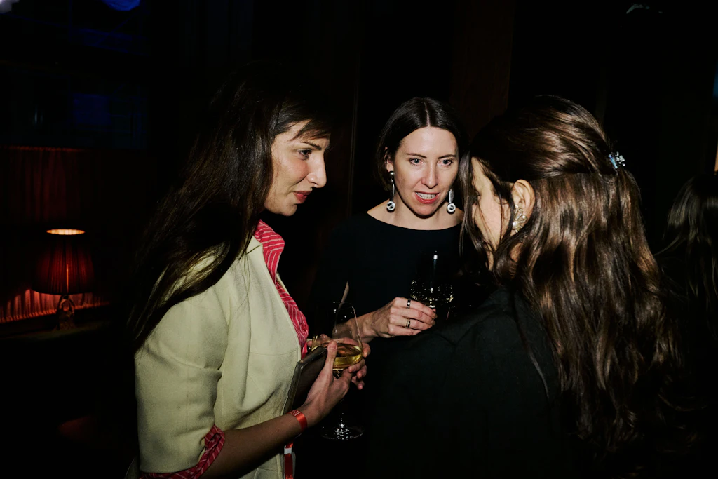 Die Kolumnistin Pati Valpati im Gespräch mit Editor in Chief Barbara Russ und einem weiteren Gast