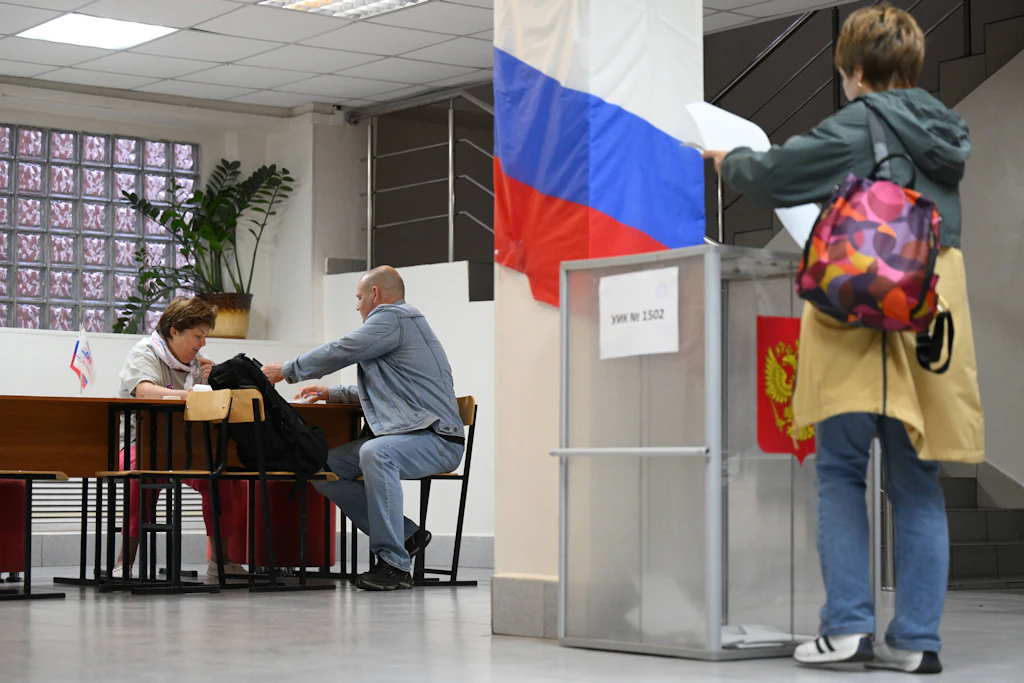 Wähler geben in einem Wahllokal in Nowosibirsk ihre Stimme bei der Parlamentswahl in Russland ab.