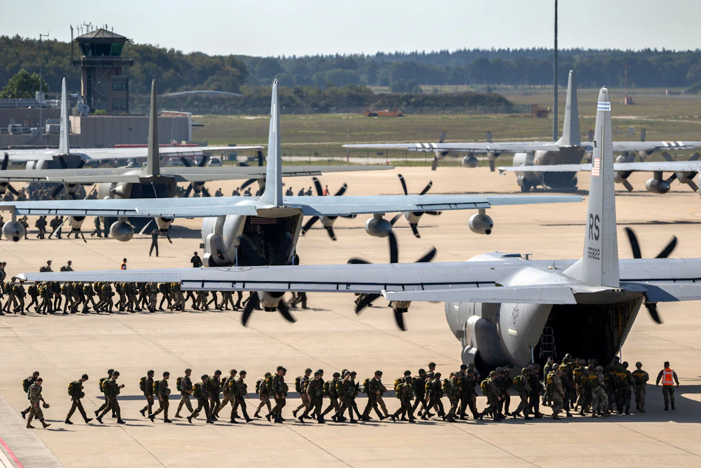 US-Fallschirmjäger besteigen auf dem niederländischen Luftwaffenstützpunkt Eindhoven ein Transportflugzeug vom Typ C-130 Hercules.