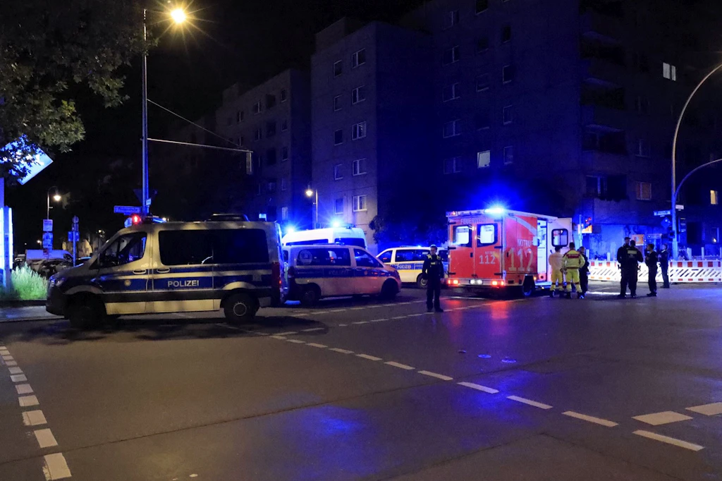 Ein Polizist schoss in der Nacht zu Freitag auf ein Auto.