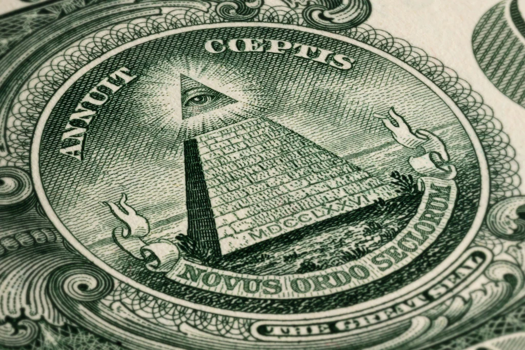 Die Pyramide mit dem „Eye of Providence“ auf dem Ein-Dollar-Schein zeigt die Rückseite des Großen Siegels der Vereinigten Staaten. Das im Jahr 1782 entworfene Symbol steht historisch für das Wachstum, die Stärke und die Beständigkeit der damals neu gegründeten Nation.