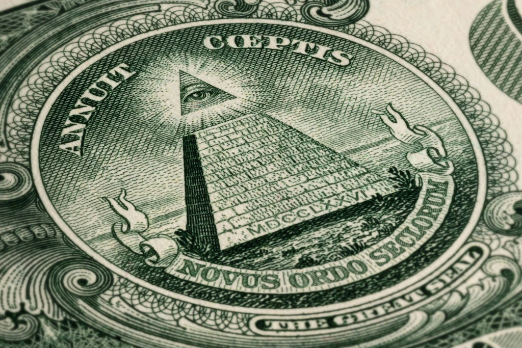 Die Pyramide mit dem „Eye of Providence“ auf dem Ein-Dollar-Schein zeigt die Rückseite des Großen Siegels der Vereinigten Staaten. Das im Jahr 1782 entworfene Symbol steht historisch für das Wachstum, die Stärke und die Beständigkeit der damals neu gegründeten Nation.