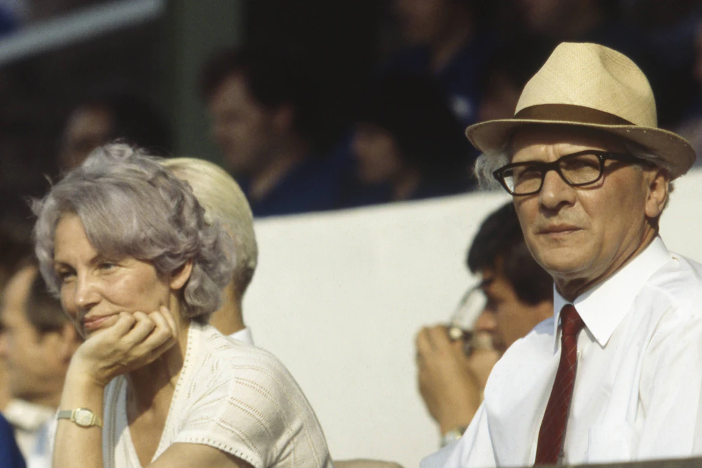 Erich und Margot Honecker (Archivbild), die im neuen Peter-Plate-Lied Hausverbot im Friseursalon der Musical-Protagonistin erhält.
