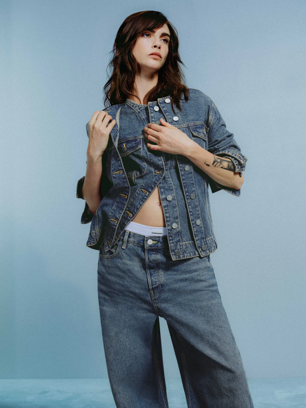 Cara Delevingne ist das Gesicht der neuen Detoxdenim-Kampagne von Armedangels.