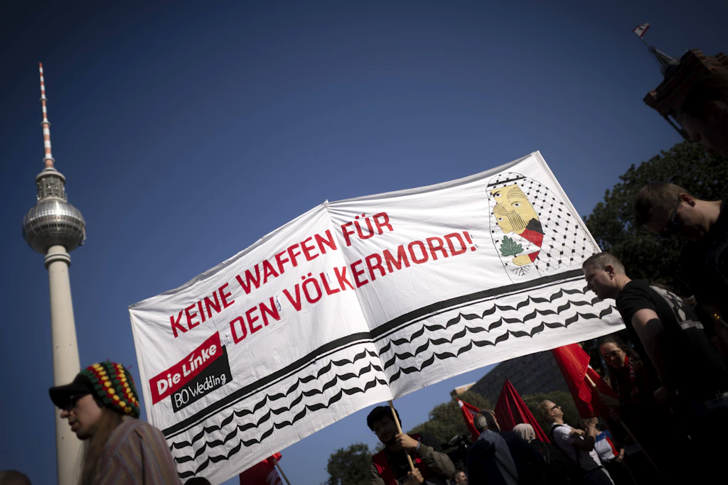 Demonstranten mit Transparent „Keine Waffen für den Völkermord“. (Symbolbild)