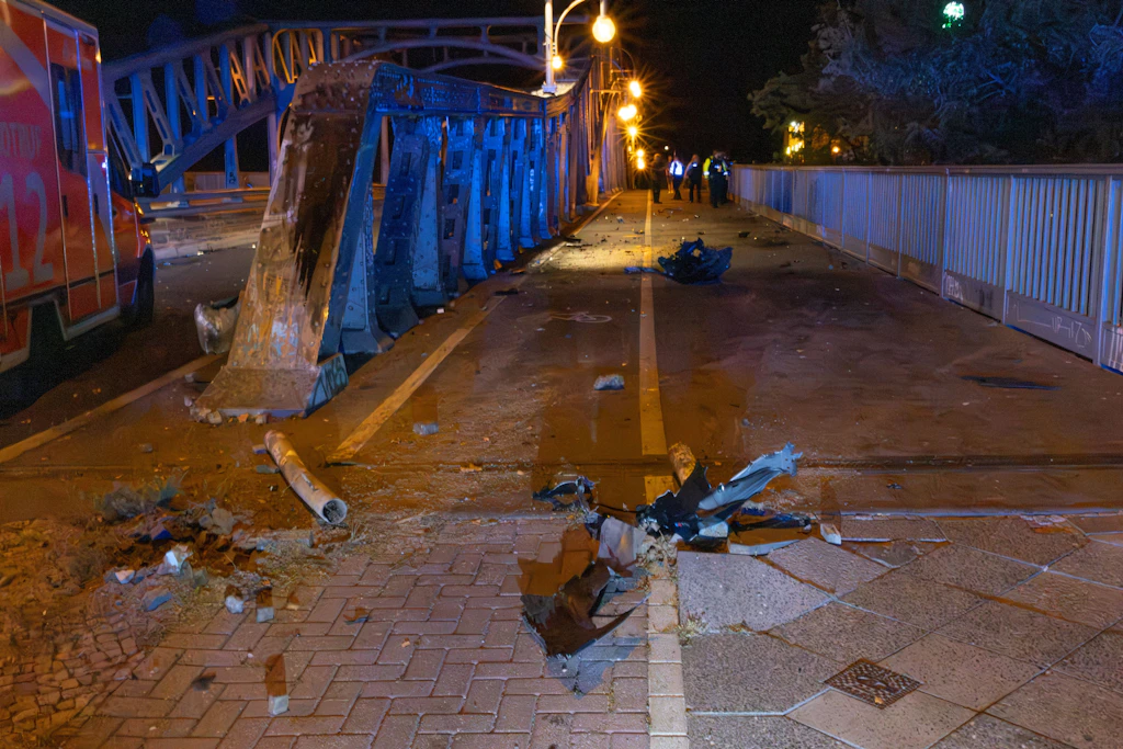 Anscheinend raste der BWM mit hoher Geschwindigkeit auf den Bogen der Bösebrücke, so das dieser wie eine Sprungschanze wirkte. Wie es genau zu dem Unfall kam, ermittelt jetzt der Verkehrsunfalldienst der Berliner Polizei.