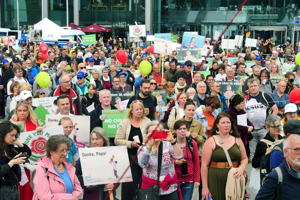 Menschen in Berlin marschieren für das Leben: Eine Demonstration gegen Schwangerschaftsabbrüche.