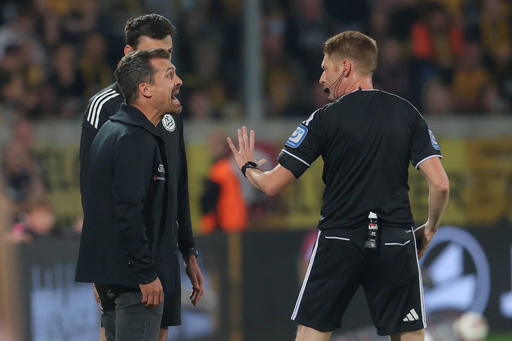 Dynamo-Trainer Thomas Stamm (l.) legte sich zwischenzeitlich mit Schiedsrichter Christian Dingert an.