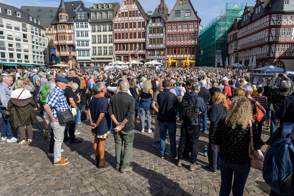 An der Trauerwache in Frankfurt am Main nahmen Hunderte von Menschen teil.