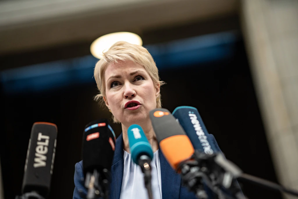 Manuela Schwesig vor der Presse. Die Wahl in Mecklenburg-Vorpommern findet auch bei den Nachbarn Beachtung.