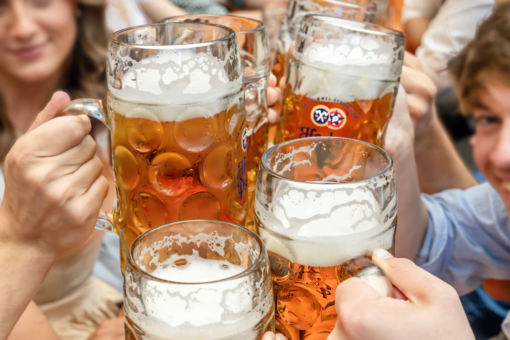 Wenn im Festzelt beim Oktoberfest alle anstoßen, fließt sehr viel Geld in die Kassen. Nicht umsonst ist „Ein Prosit der Gemütlichkeit“ eines der meistgespielten Lieder auf der Wiesn.