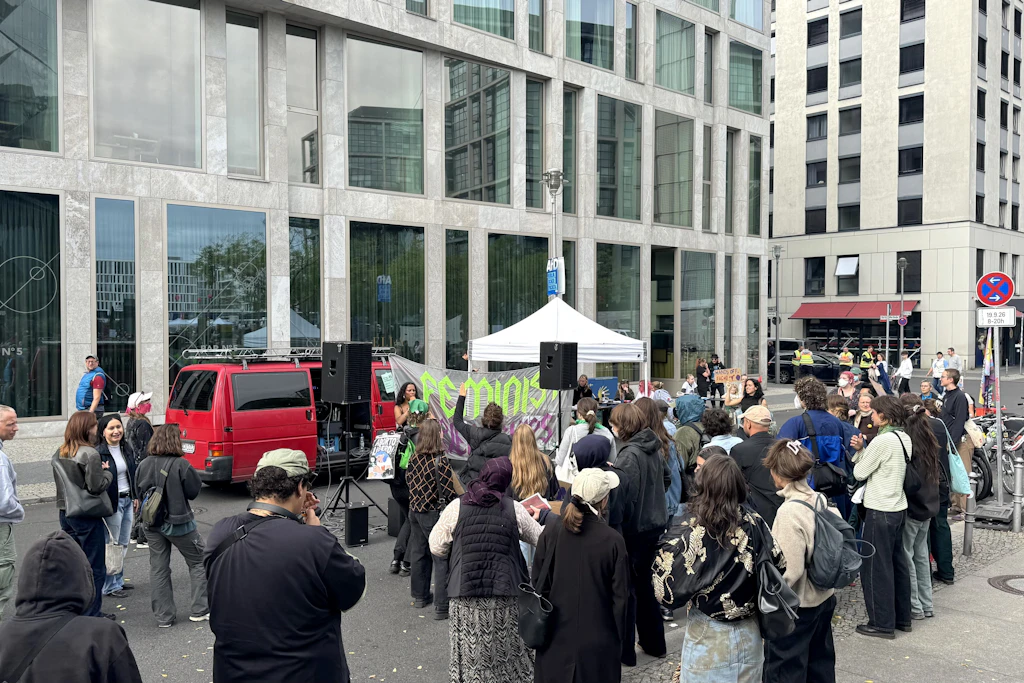 Die Gegendemonstration zum „Marsch für das Leben“ mit Sängerin Nyya.