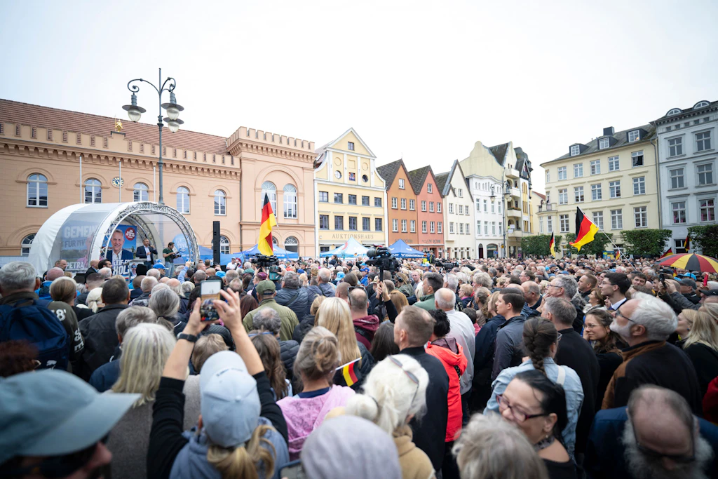 Ein deutscher und ein polnischer Beamter überwachen den Verkehr an der Grenze zu Polen bei Heringsdorf auf Usedom.