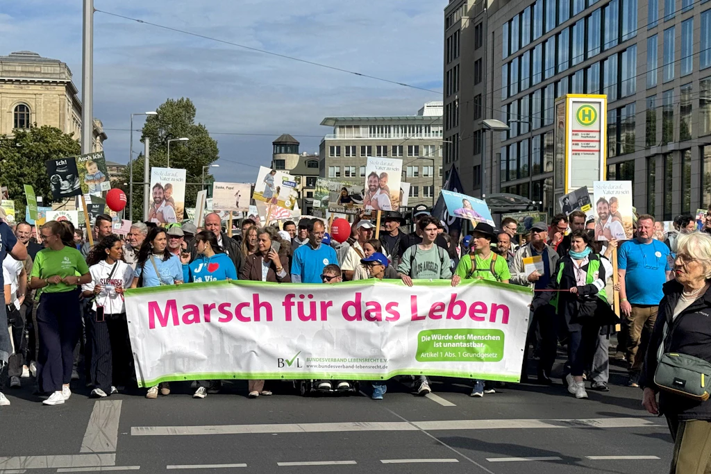 Der Marsch startete nach einer Kundgebung am Hauptbahnhof, verlief an der Charité entlang und zurück zum Hauptbahnhof. 