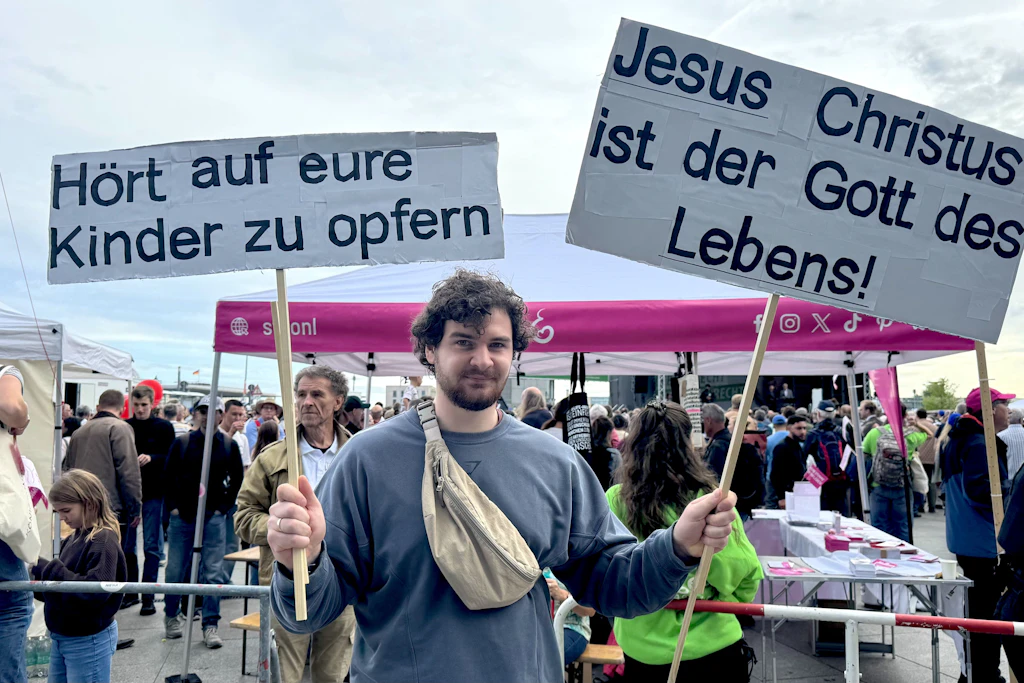 Luis F. demonstriert auf dem „Marsch für das Leben“ mit zwei Schildern.