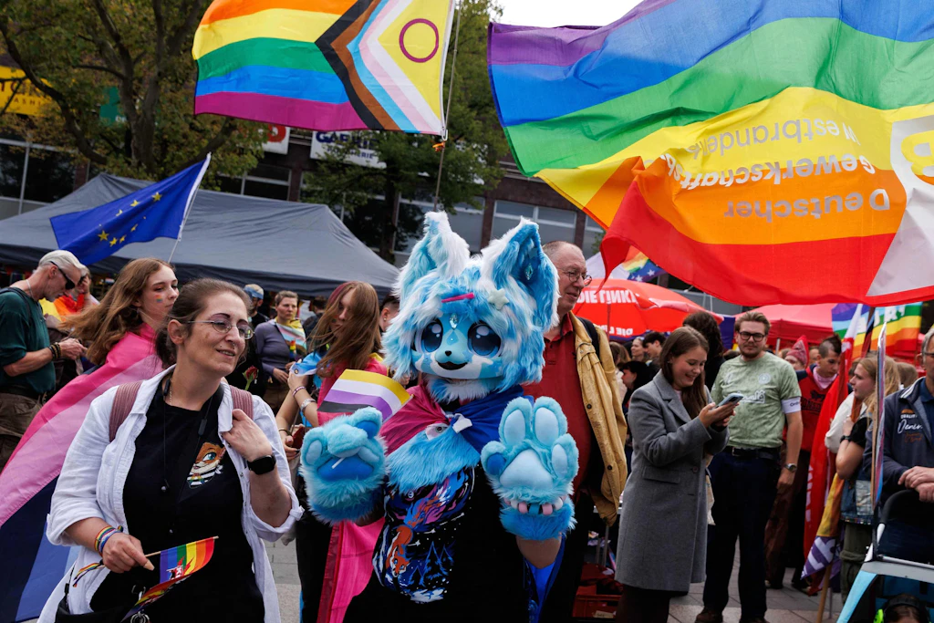 „Mehr Glitzer, weniger Hass“: Hunderte beim CSD Bernau trotz Gegenprotest