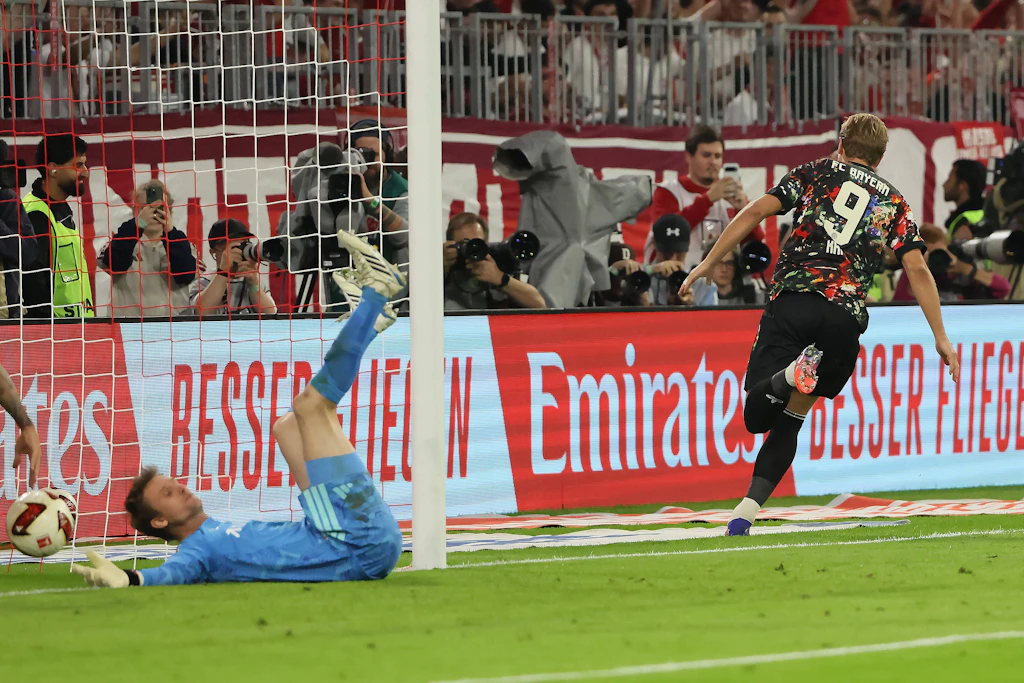 Frederik Rönnow (l.) ist gerade von Bayern-Torjäger Harry Kane bezwungen worden.