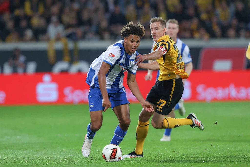 Oluwaseun Adewumi (l., gegen Dresdens Niklas Hauptmann) war einmal mehr Aktivposten in der Hertha-Offensive.
