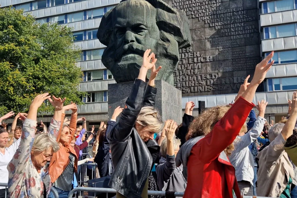 Über 700 Chemnitzerinnen und Chemnitzer versammelten sich am Sonnabend vor dem Karl-Marx-Monument zum gemeinsamen Tanzen und Bewegen. 