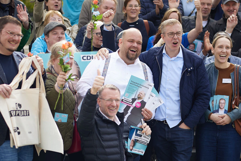Stefan Evers (2.v.r, CDU), lässt sich mit Fans beim Wahlkampfabschluss seiner Partei in Tempelhof fotografieren.