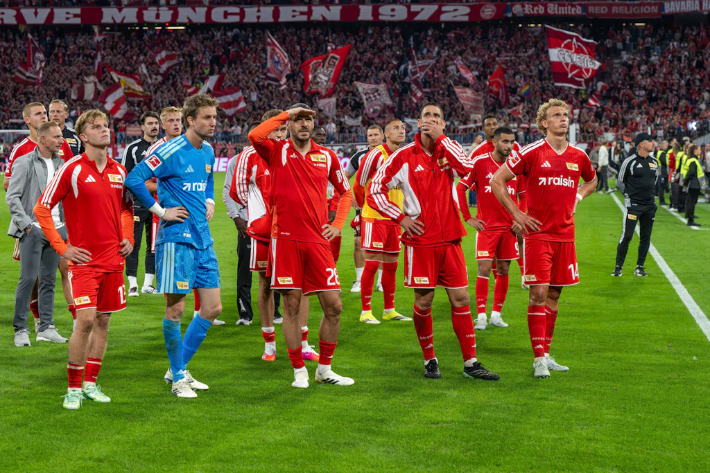 Leere Gesichter nach Abpfiff: Die Spieler des 1. FC Union Berlin verdauen das 0:7 in München.