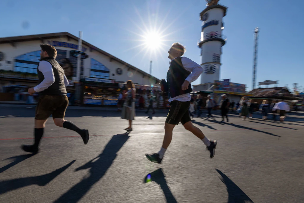 Erste Bierleiche der Wiesn: 19-Jähriger kann vier Stunden nach Anstich nicht mehr stehen