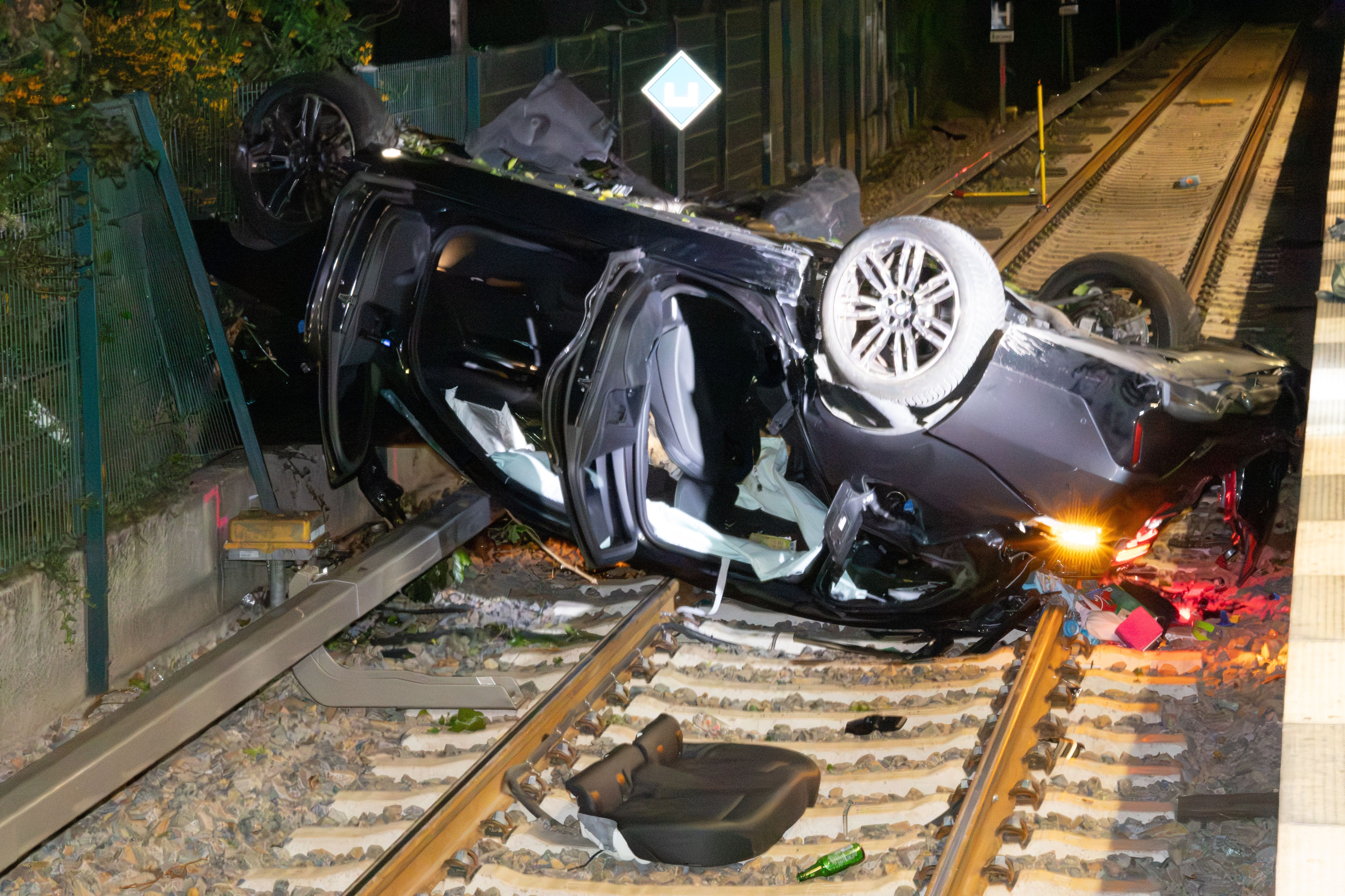 Bornholmer Straße: Auto stürzt ins S-Bahn-Gleis – Fahrer tot