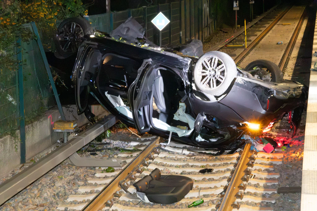 Bornholmer Straße: Auto stürzt ins S-Bahn-Gleis – Fahrer tot