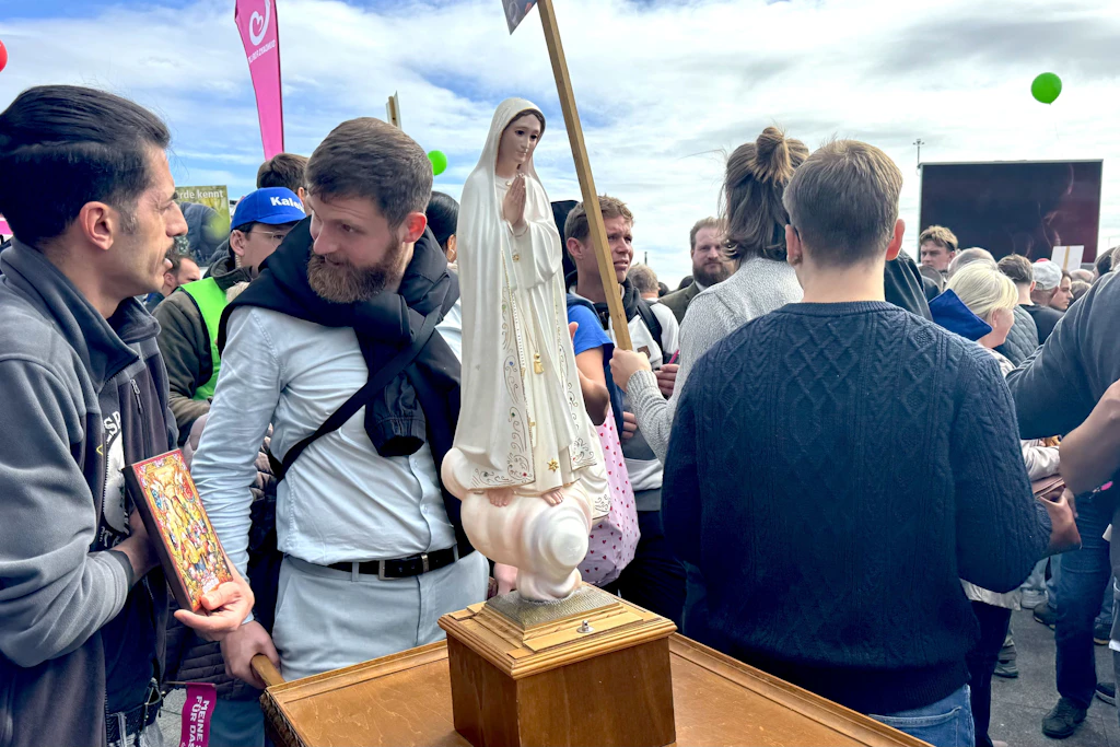Demonstration „Marsch für das Leben“: Mehrere Männer tragen die Heilige Maria auf einer Sänfte.